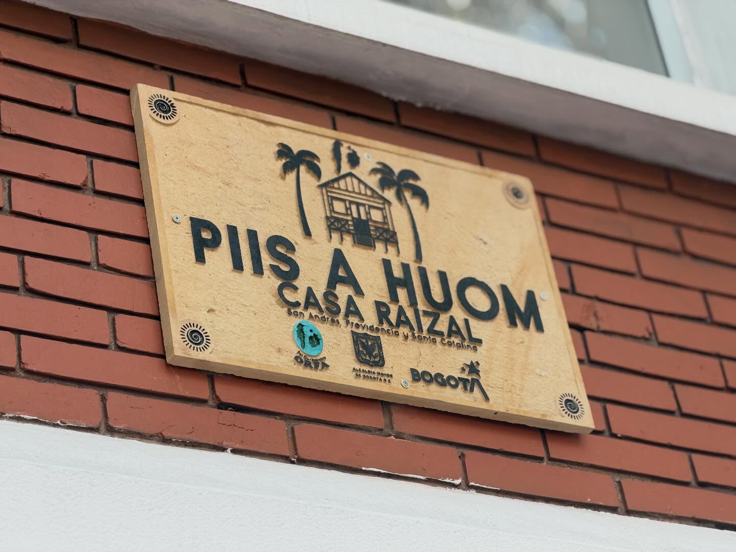 Fotografñia de una placa que dice "Piis a Huom"