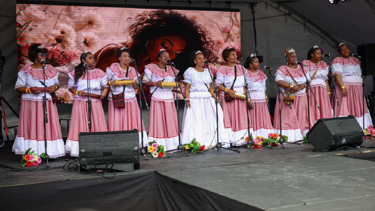 Foto de un grupo de mujeres mayores negras y afrocolombianas en escena con instrumentos y la fuerza de sus voces