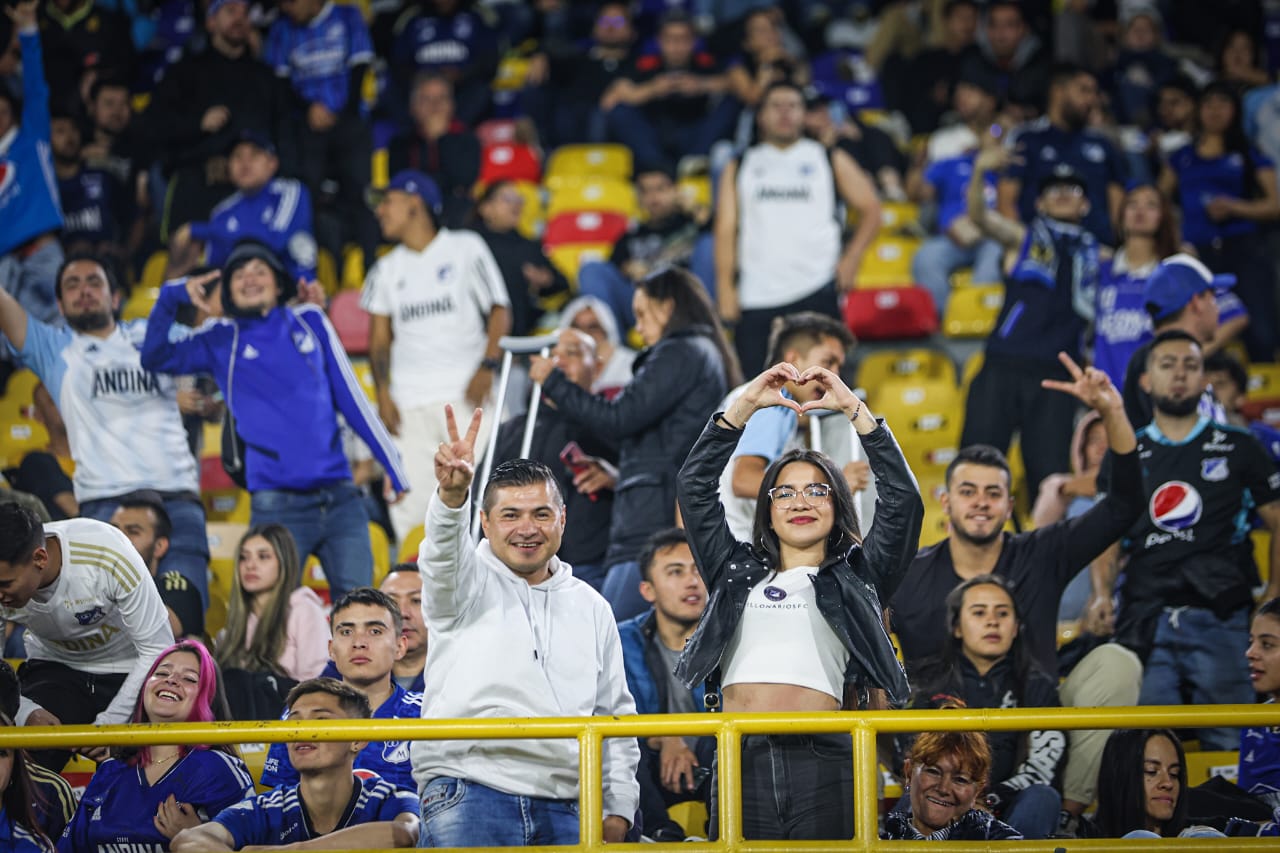 Foto de los hinchas de Millonarios alentando a su equipo
