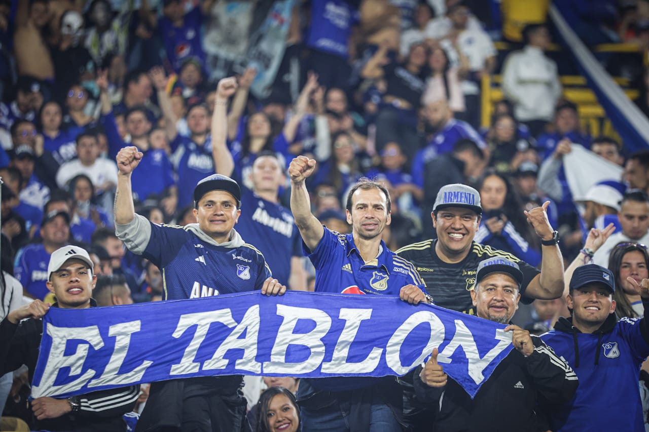 Foto de la hinchada de Millonarios alentando a su equipo