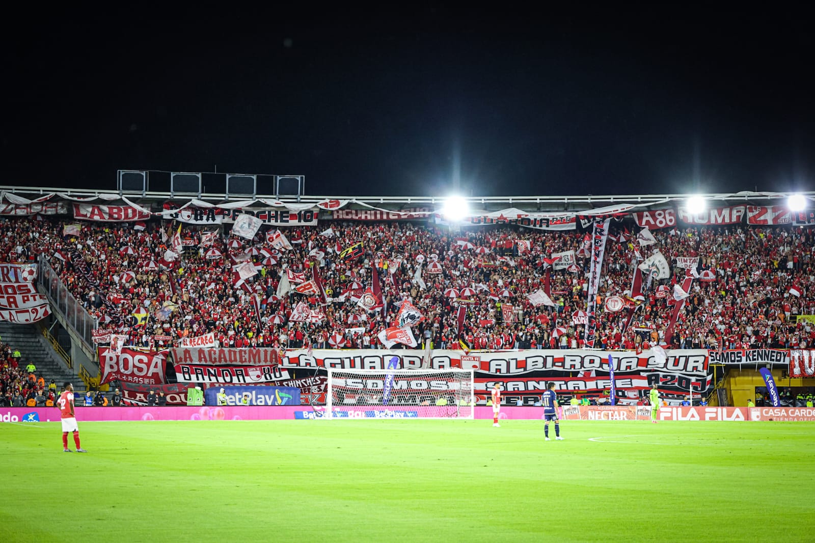 Foto panoramica de uno de los costados de la cancha del Campín donde se ve gran parte de la hinchada de Santa Fe