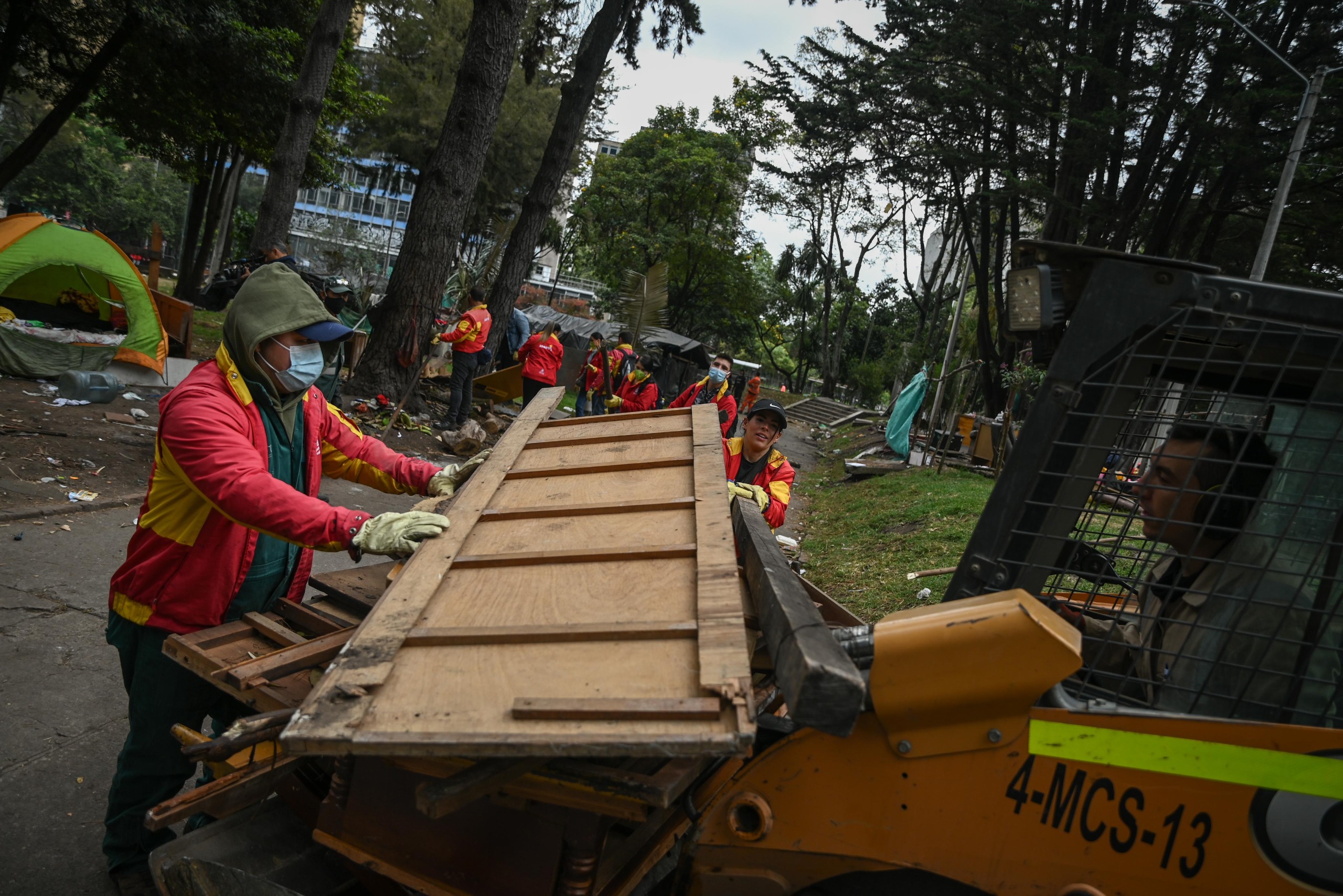 Foto de la operación con maquinaria amarilla por parte de la Alcaldía recogiendo escombros materiales para la reconstrucción del parque