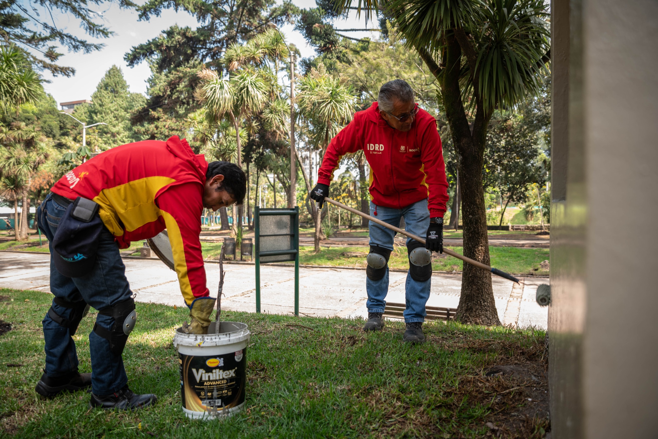 Foto de funcionarios de la Alcaldia pintando los elementos del parque