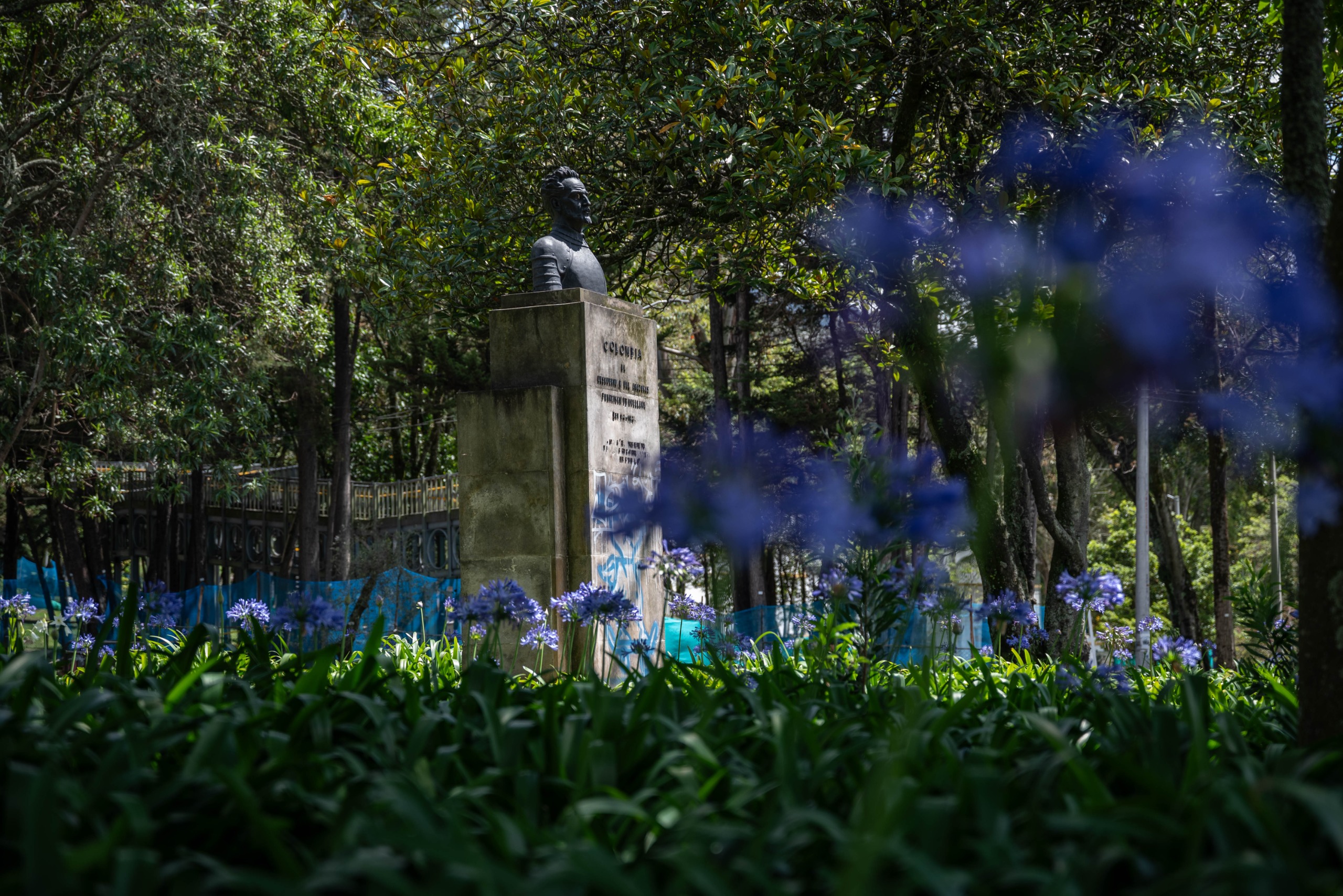 Foto del jardín que rodea el monumento de Francisco de Orellana