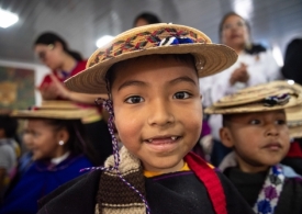 Foto del rostro de un niño indígena feliz