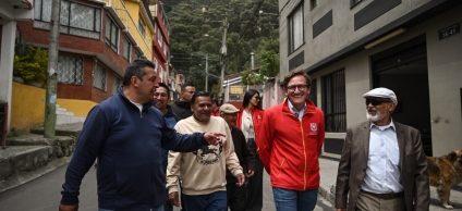 Foto de funcionarios de la SDG recorriendo la localidad