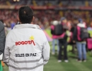 Foto de un funcionario de la SDG con la chaqueta blanca de Diálogo Goles en Paz en el estadio el Campín