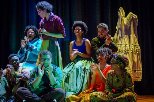 Foto del elenco de la obra de teatro