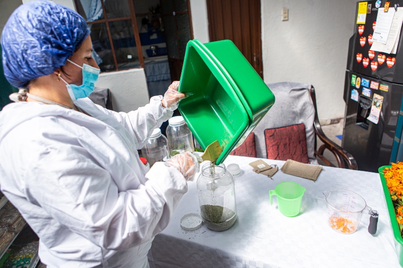Foto de una colaboradora trabajando