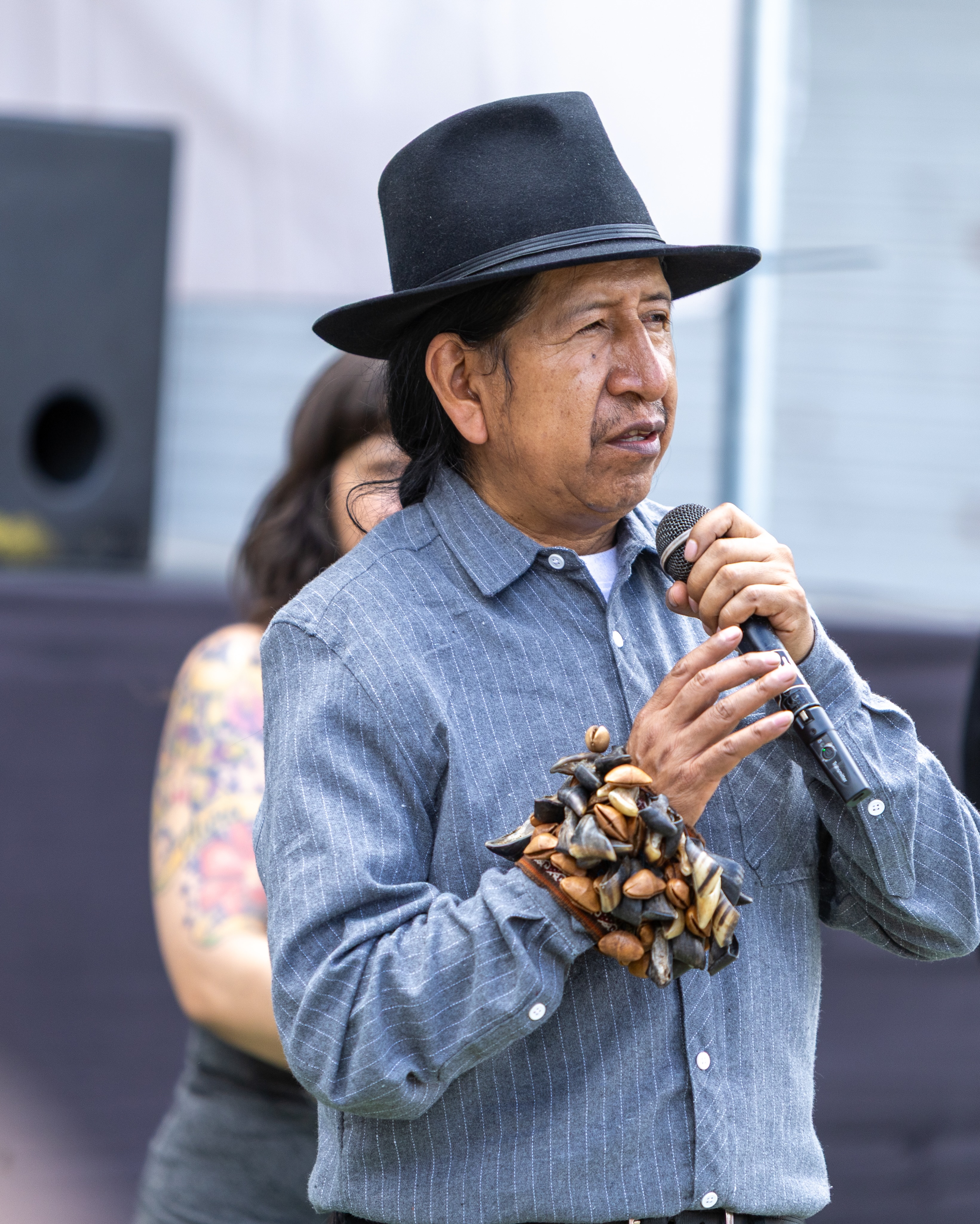 Foto de un señor indígena hablando