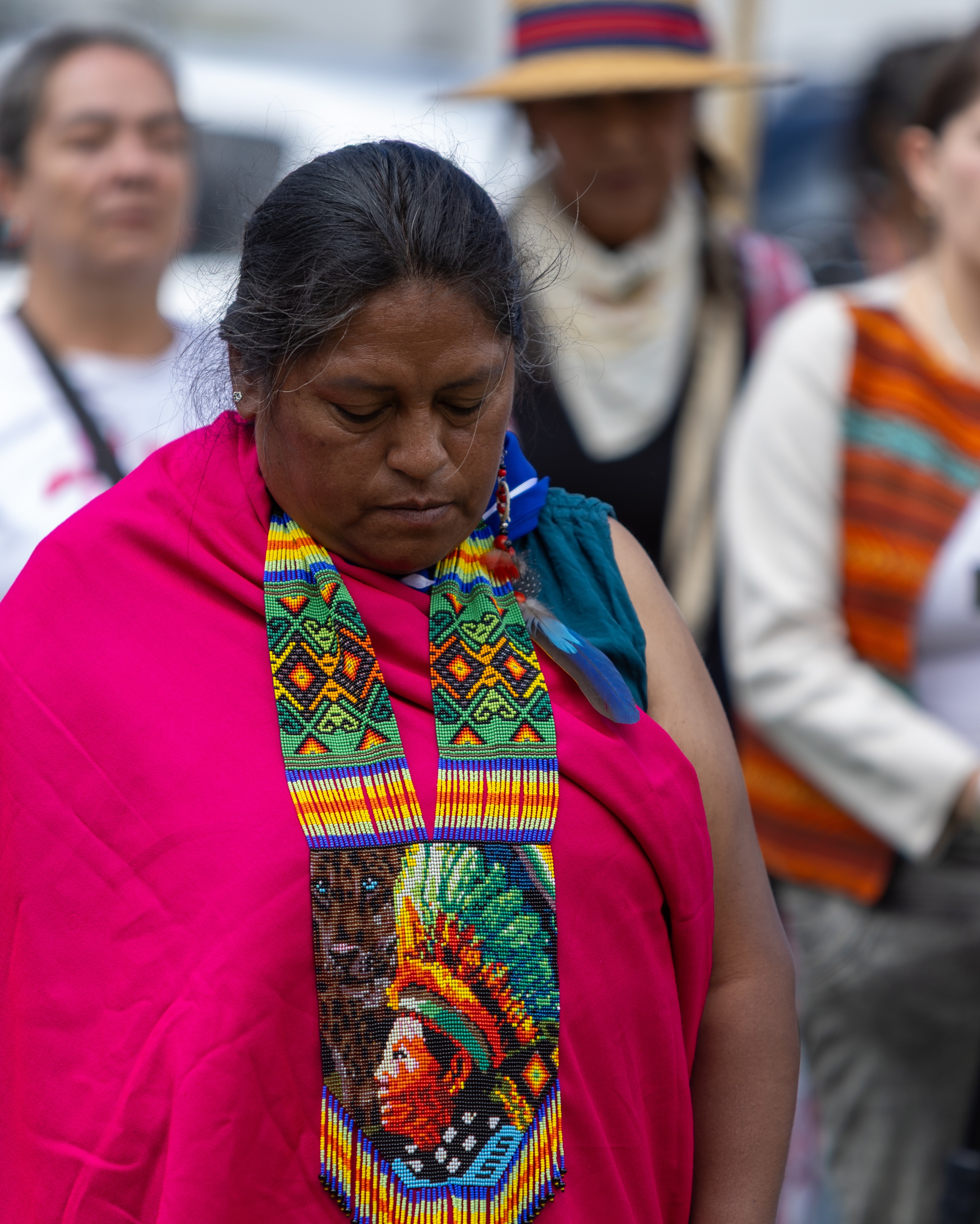 Foto de una señora indígena meditando