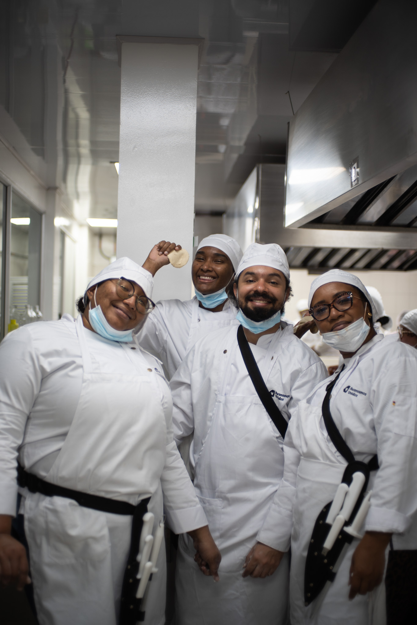 Foto de cuatro cocineras(os) raizales sonriendo