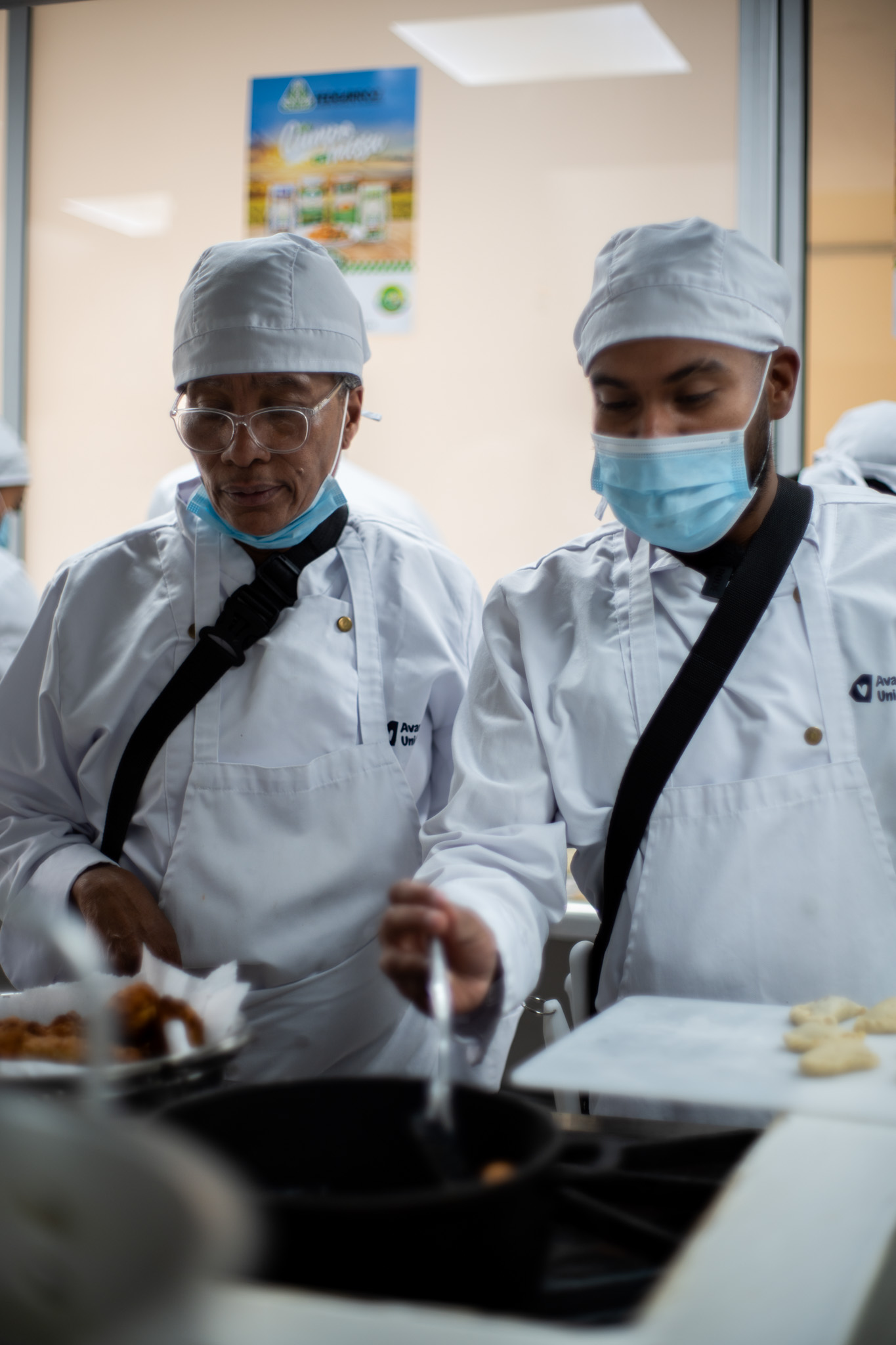 Foto de dos cocineras(os) raizales en acción