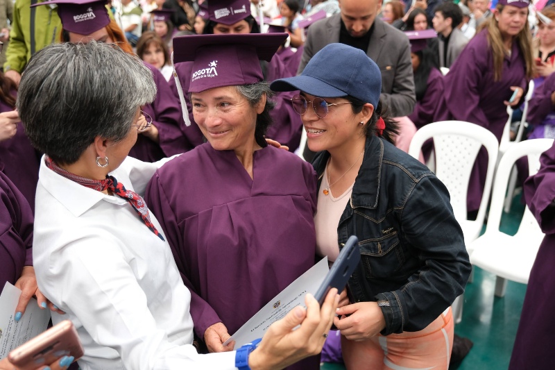 Foto de Caludia López hablando con algunas participantes