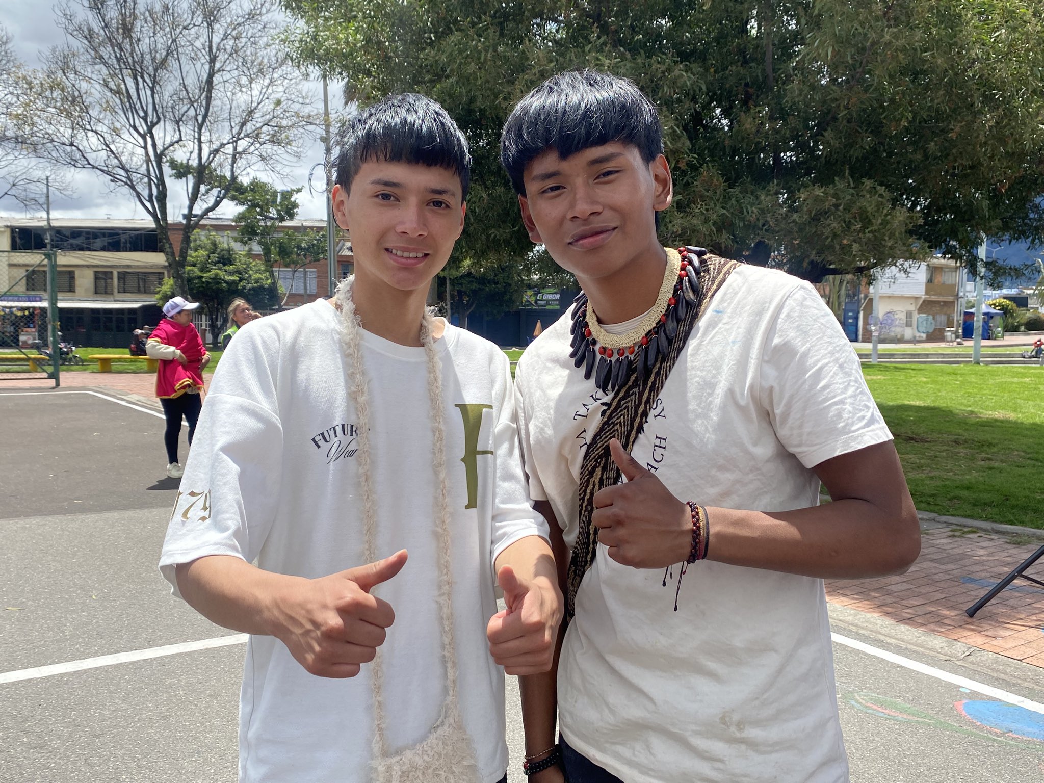 Foto de dos jóvenes indígenas