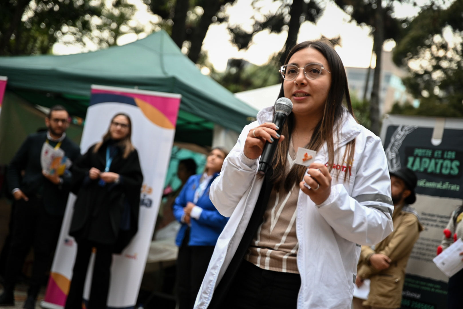 Foto de Luz Amanda Guzmán dirigiendose a la audiencia