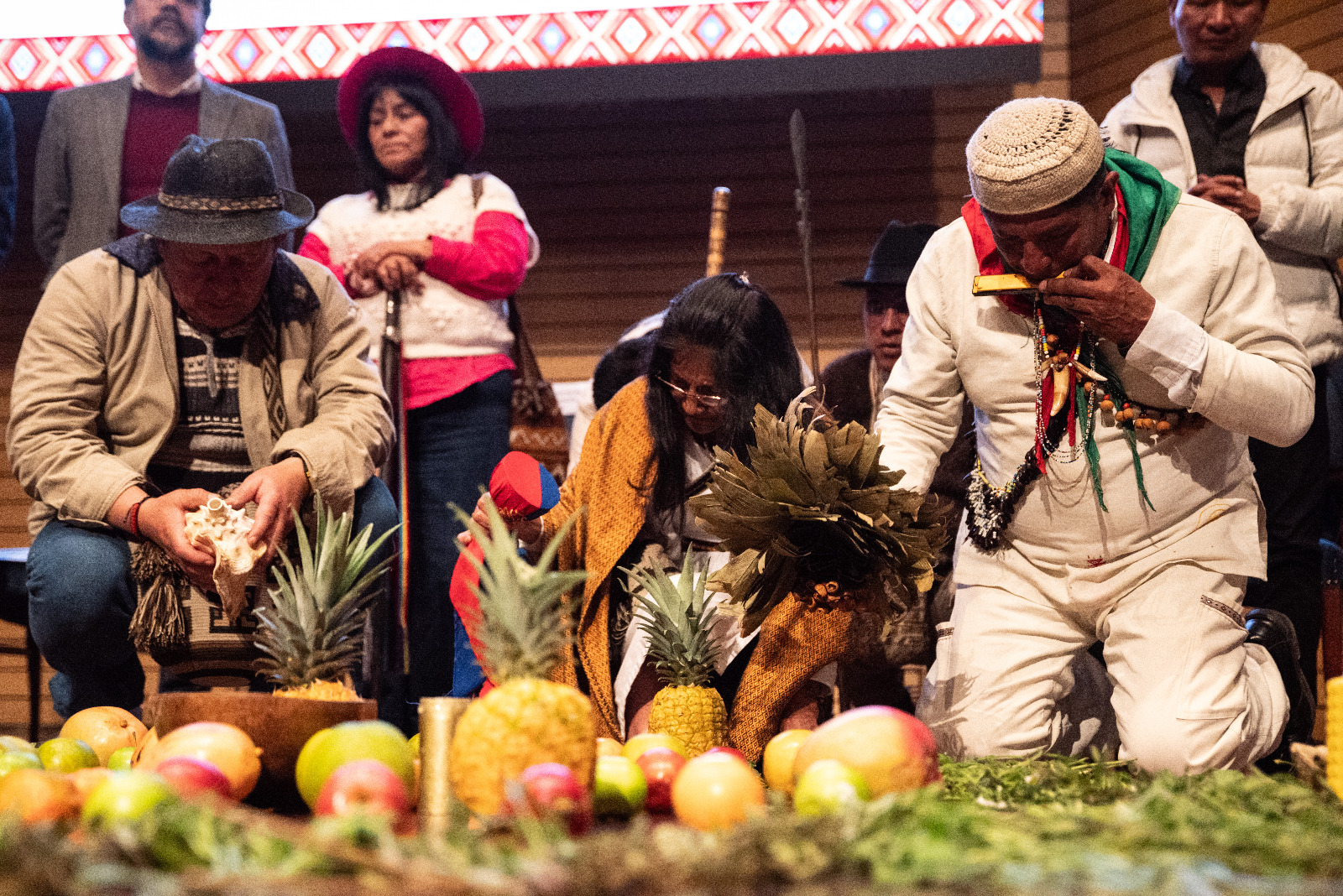 Foto de varias personas en un ritual indígena.