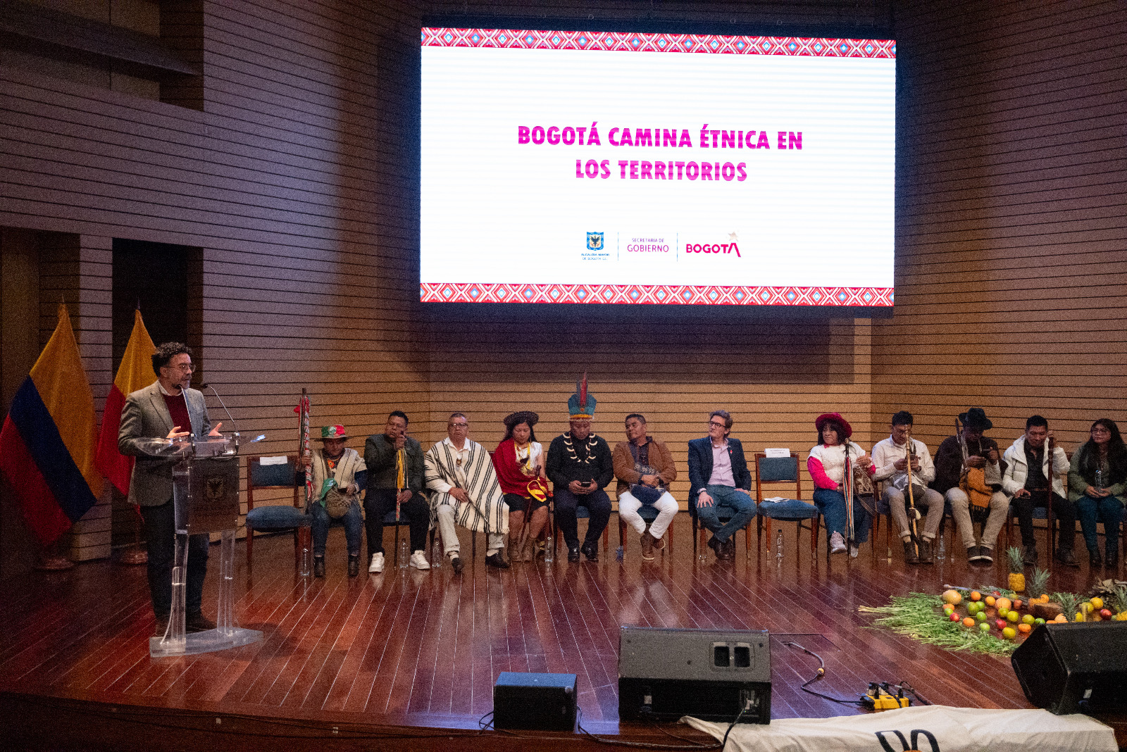 Foto de Miguel Silva Moyano dirigiendose a la audiencia.