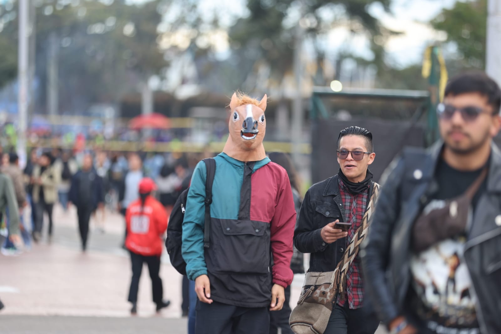 Foto de un joven con mascara de caballo en el evento