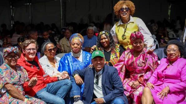 Foto de un grupo de mujeres negras y afrocolombianas acompañadas de directivos de la SDG