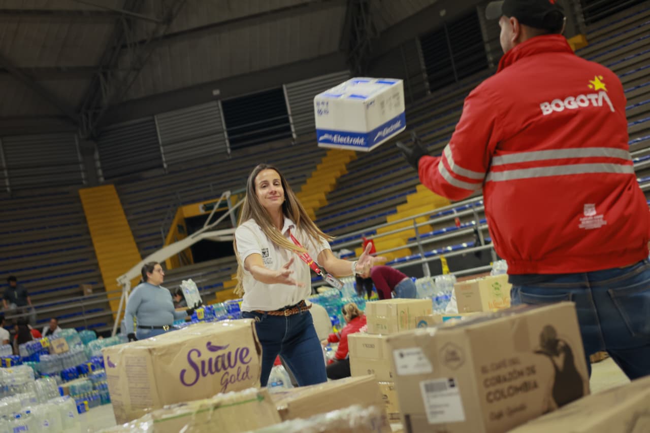 Foto de una mujer recibiendo un paquete de donación