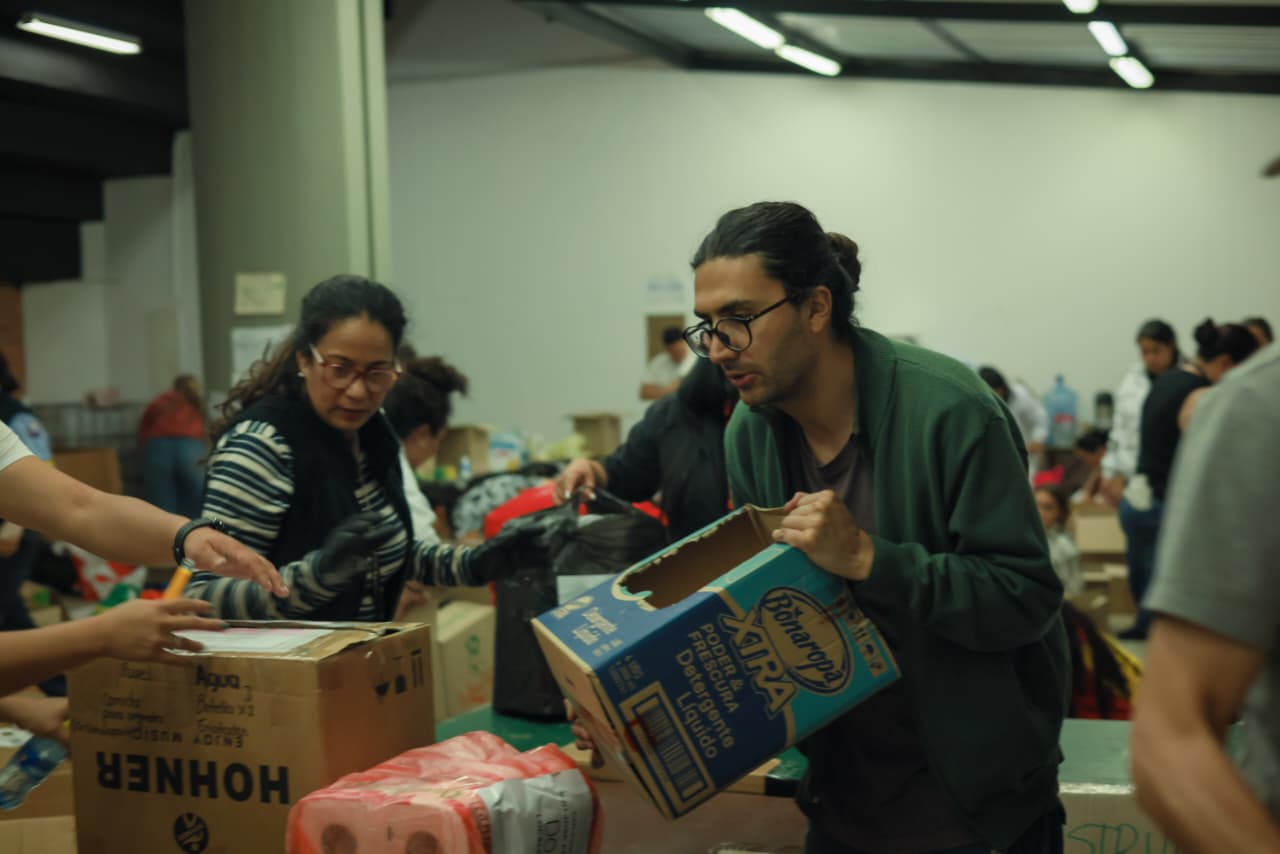 Foto de un grupo de personas organizando las donaciones