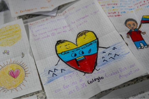 Foto de varias hojas de papel con dibujos con mensajes de esperanza