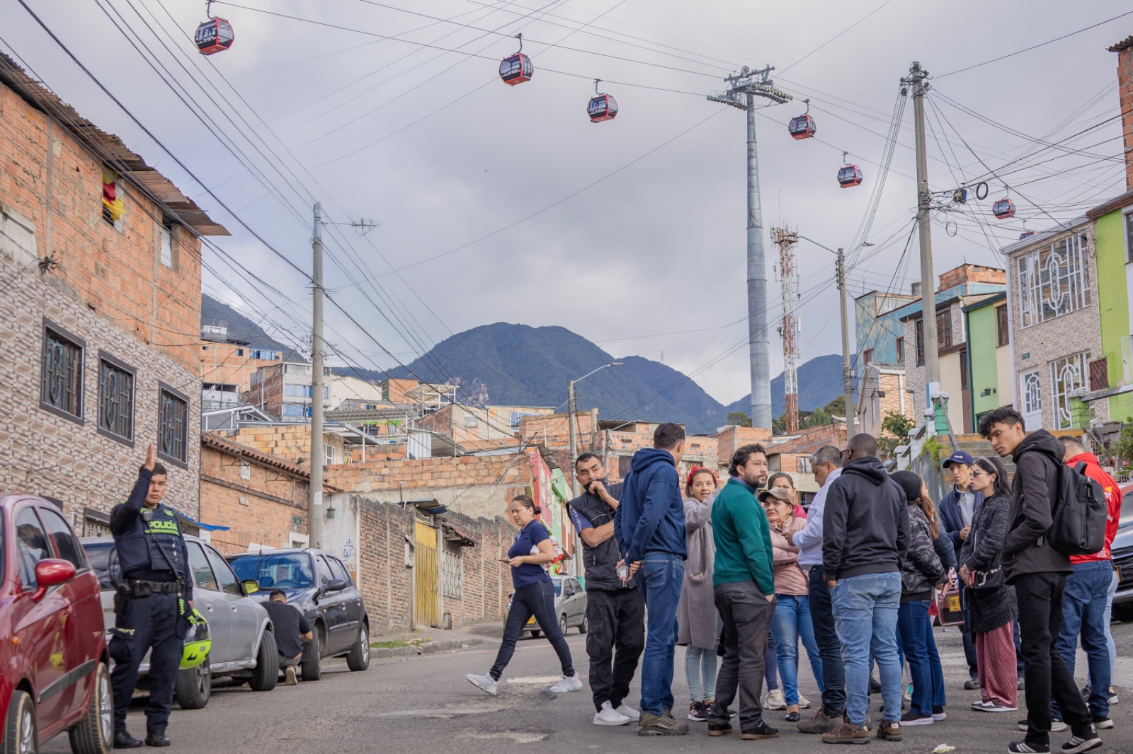 Foto del barrio Villa de los Alpes donde se encuentrar reunidos vecinos y de fondo se aprecia el TransMiCable