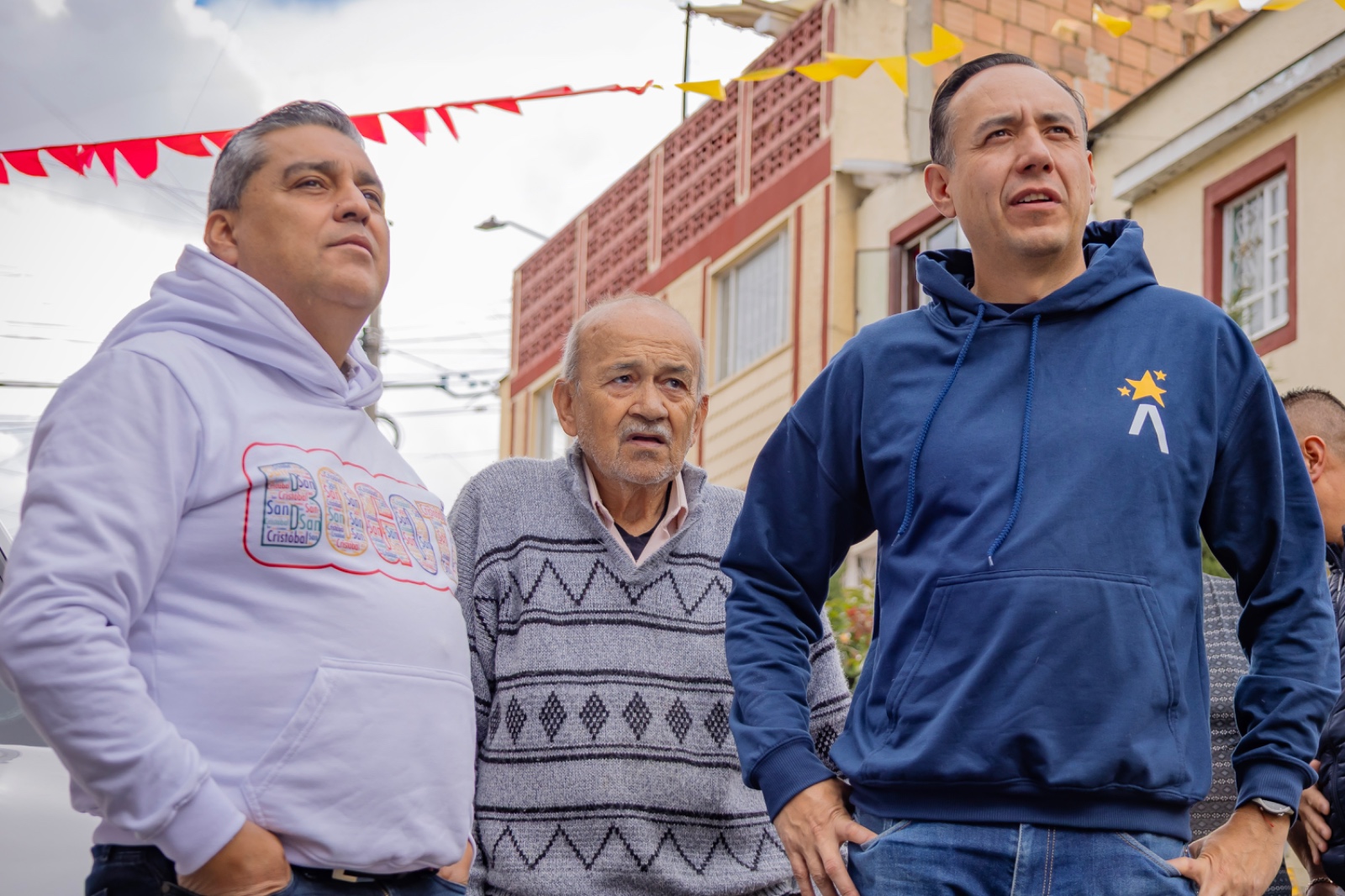 Foto donde aparecen el alcalde local de San Cristóbal, Carlos Macías, un vecino del barrio (persona mayor) y el subsecretario de Gestión Local, Eduardo Garzón