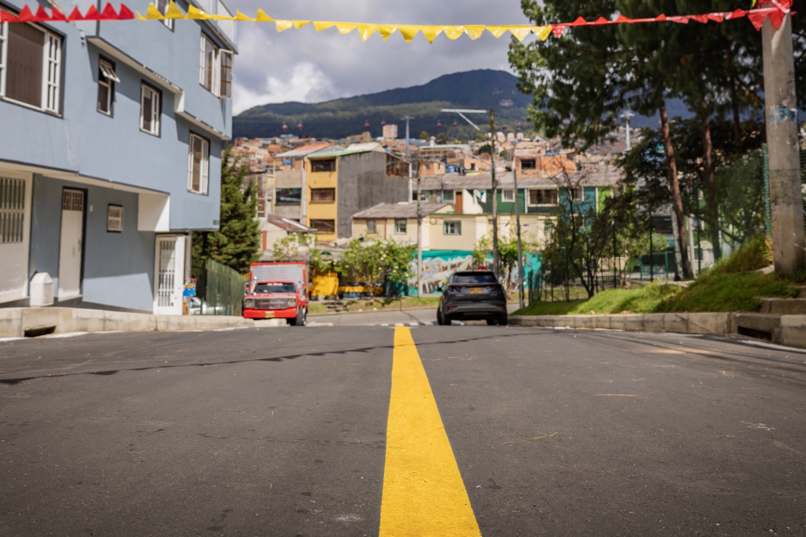 Foto de la calle intervenida del barrio Villa de los Alpes