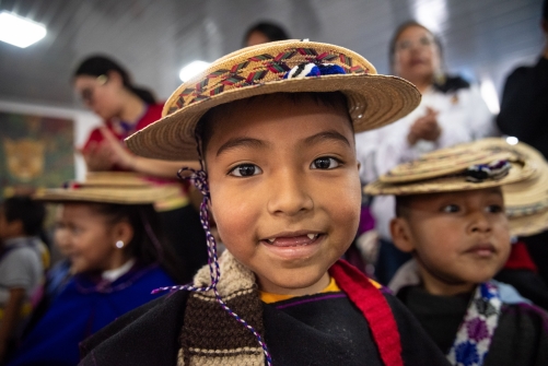 Foto del rostro de un niño indígena feliz