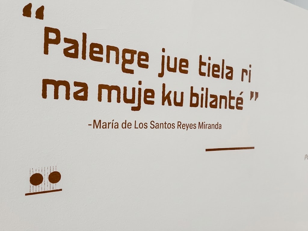 Foto de una pared con un texto en palenque