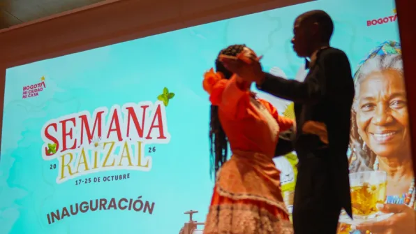Foto de una pareja mujer y hombre raizales bailando