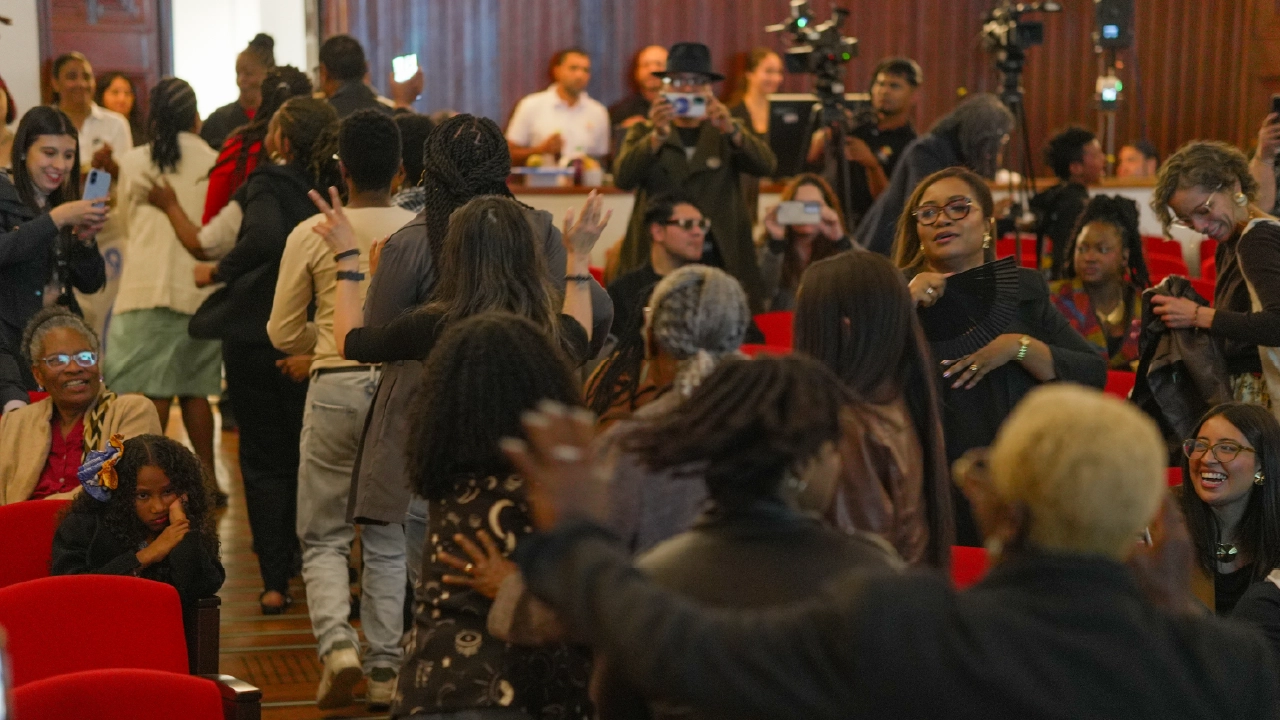 Foto de los asistentes bailando y diviertiendose en el evento