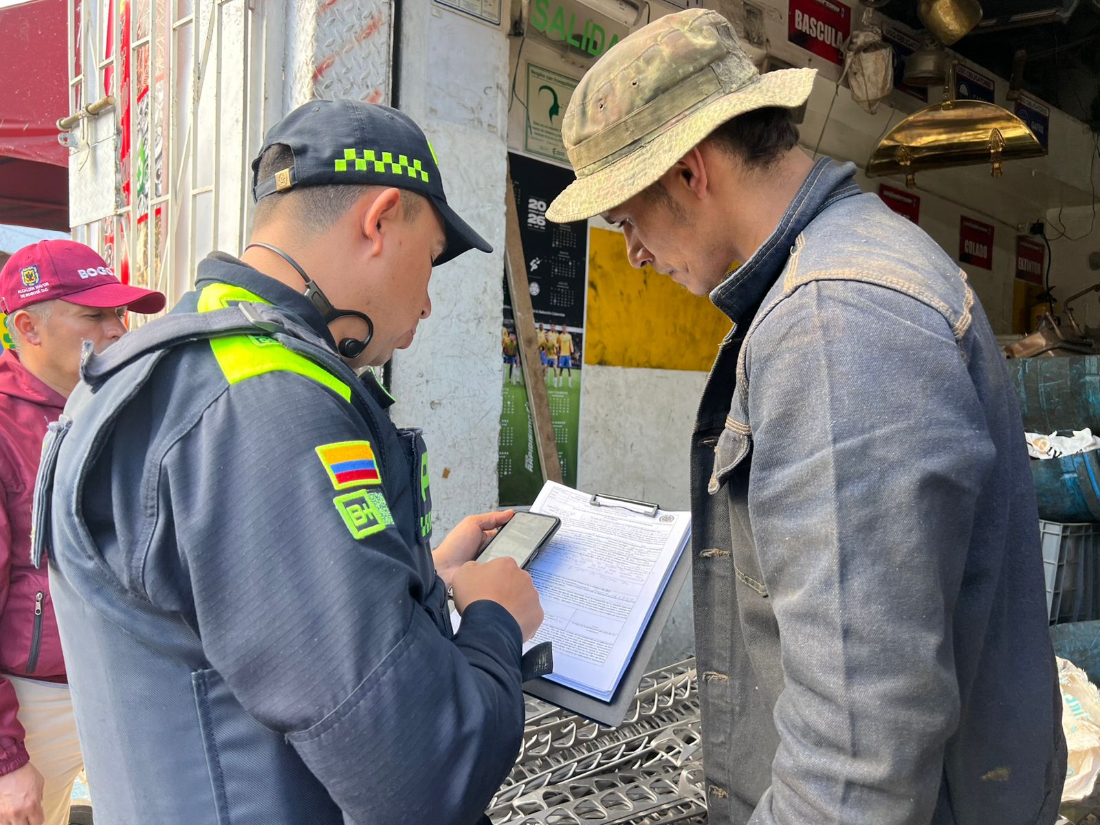 Policía revisando la documentación de un establecimiento.