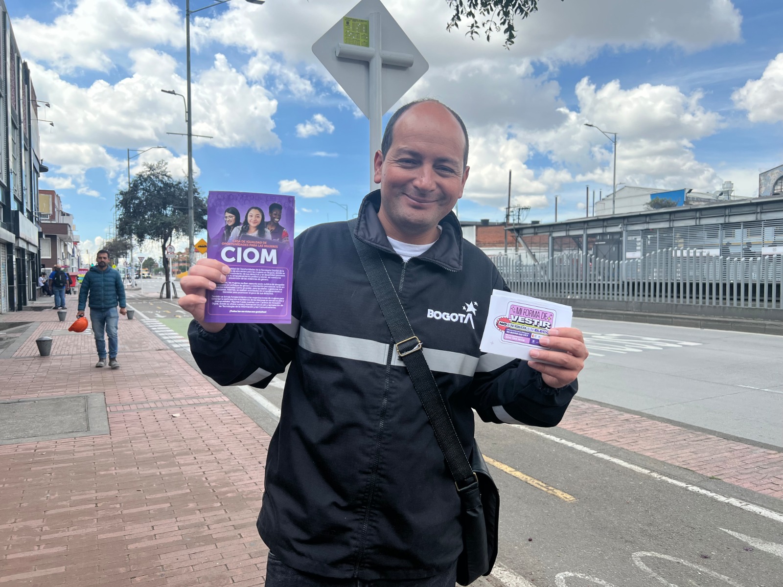 Gestor de la Alcaldía de Puente Aranda mostrando publicidad de la Línea Púrpura