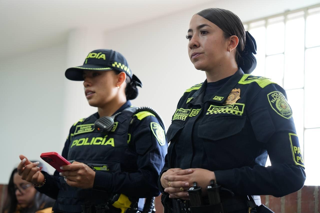 Dos policías participando en el Consejo Local de Seguridad para las Mujeres fortalece acciones de prevención y protección en Puente Aranda