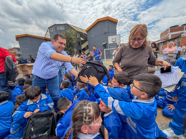 Alcalde Víctor Cruz entregando kits escolares a los estudiantes