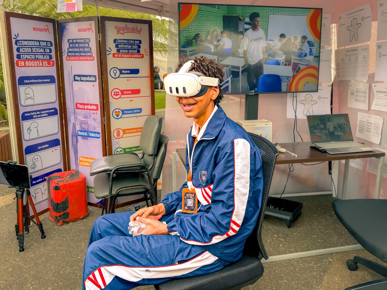 Foto de joven en una experiencia interactive e inmersiva