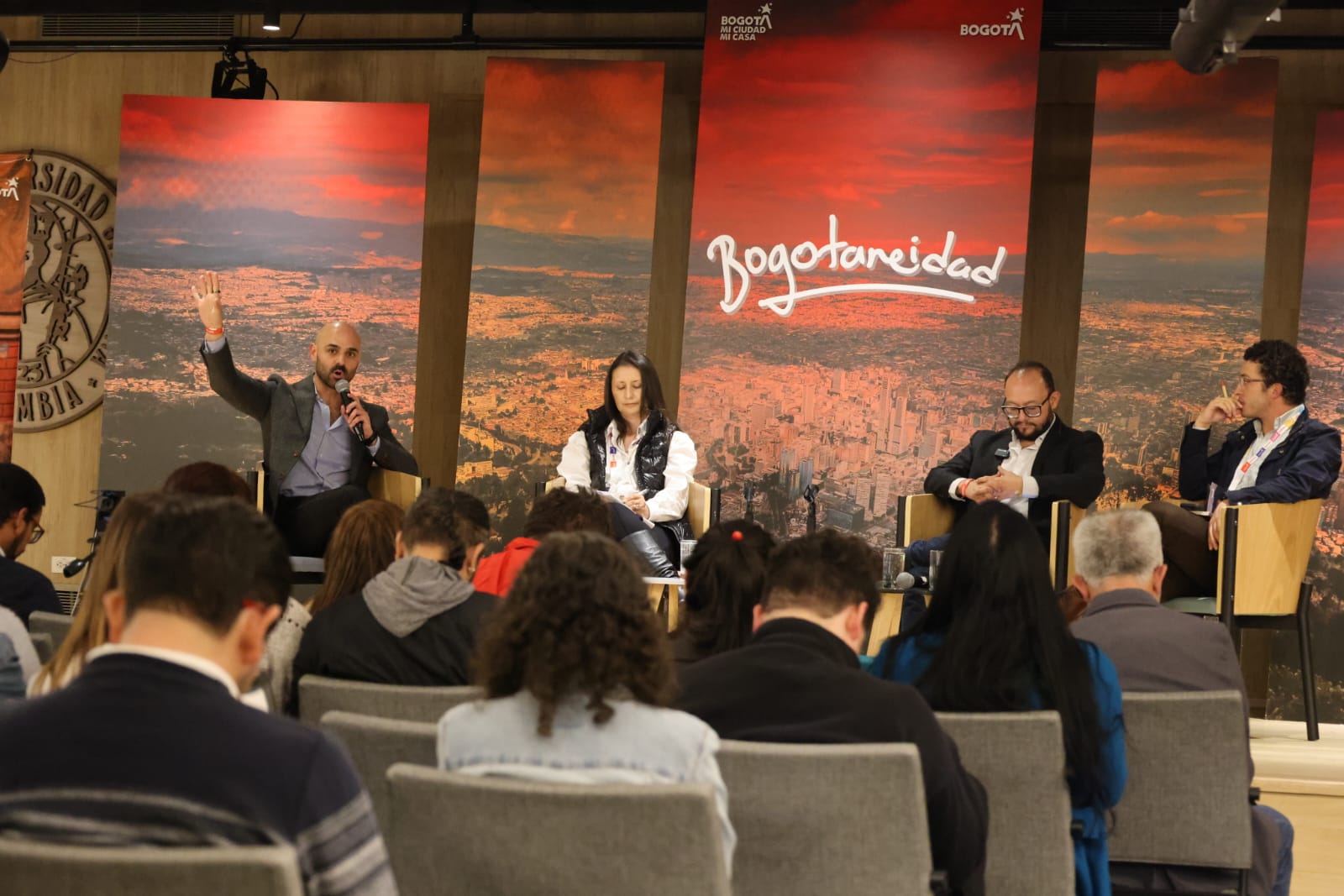Foto del panel 2 en el Congreso de la Bogotaniedad