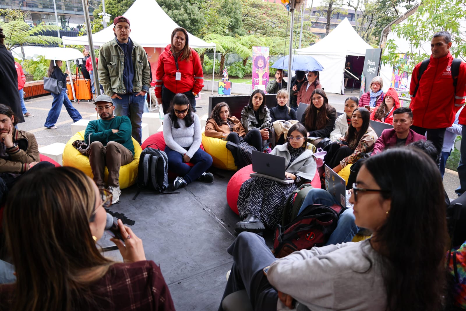Foto de un espacio de conversación externo en el Congreso de la Bogotaneidad