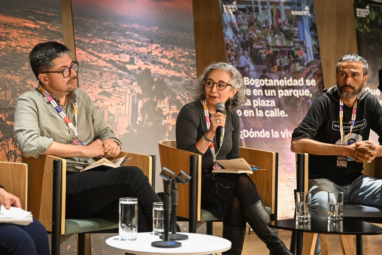 Foto con los panelistas del espacio ¿Cómo cuidamos lo que es de la gente?