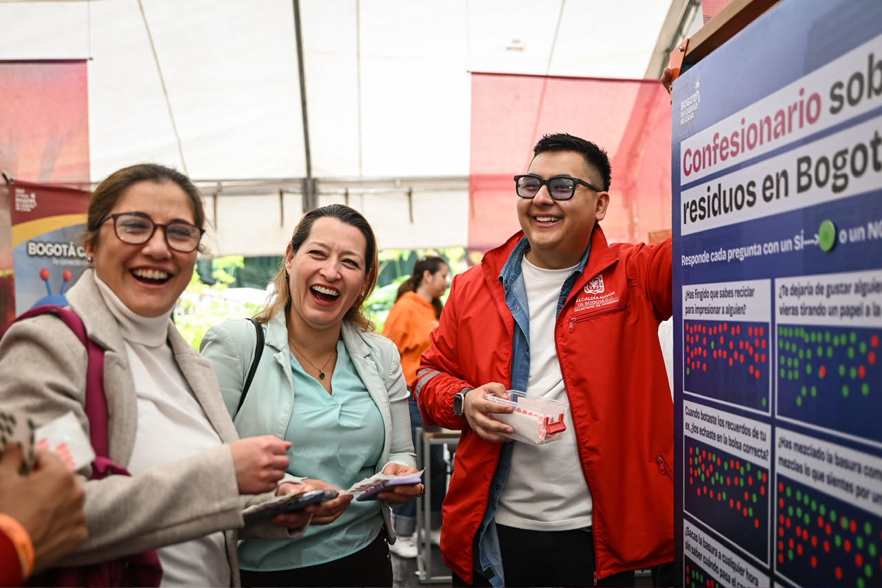 Foto de personas sonriendo e interactuando en el Rincón de la Bogotaneidad