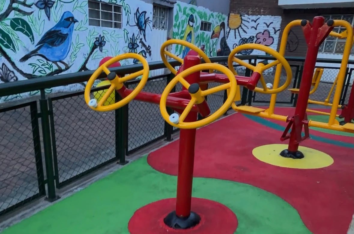 Foto de un parque con máquinas para hacer ejercicio