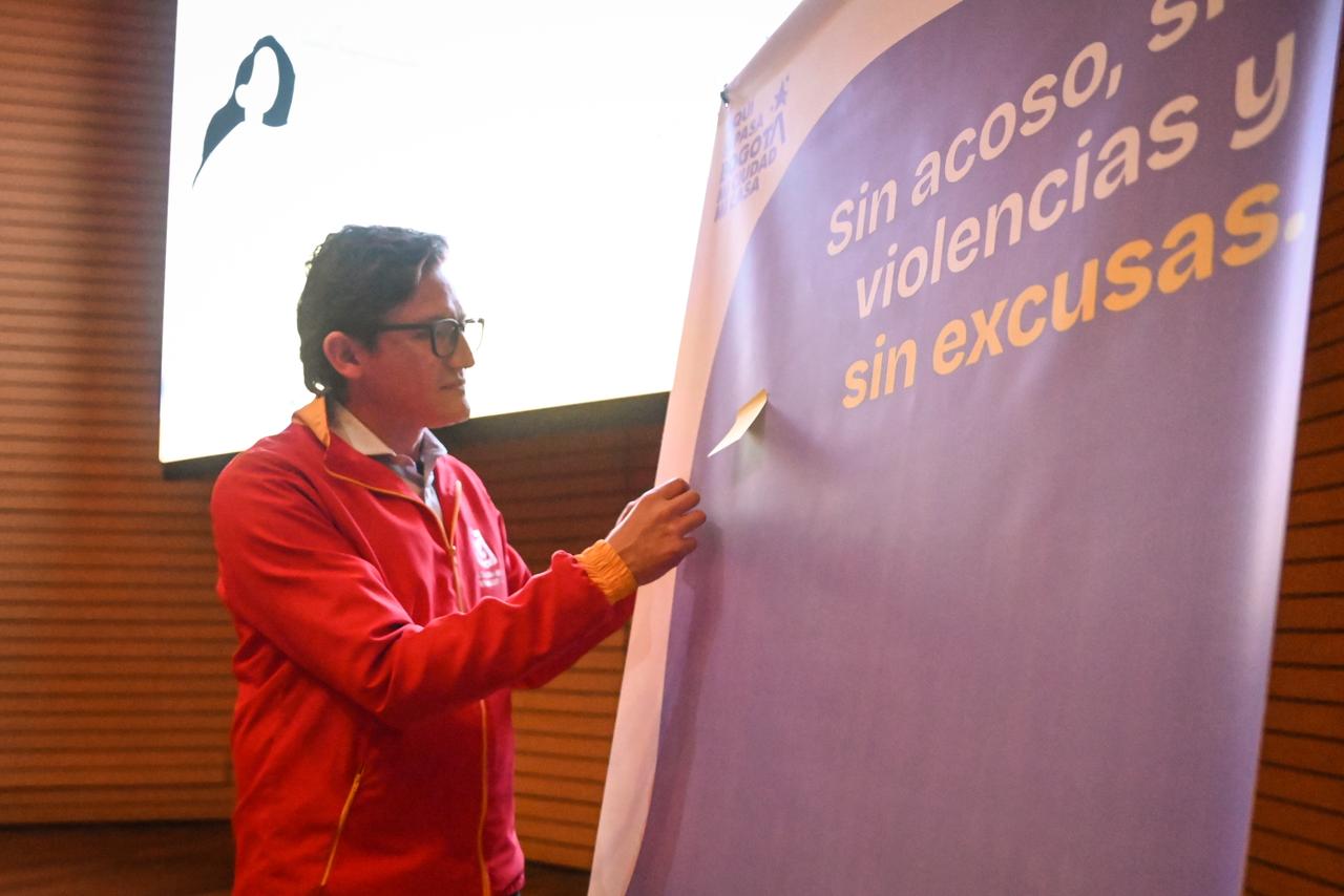 Gustavo Quintero colocando un post-it en el muro de compromisos
