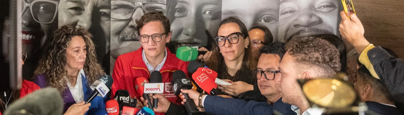 Fotografía en la cual se ve al secretario Distrital de Gobierno, Gustavo Quintero realizando declaraciones ante los medios de comunicación.