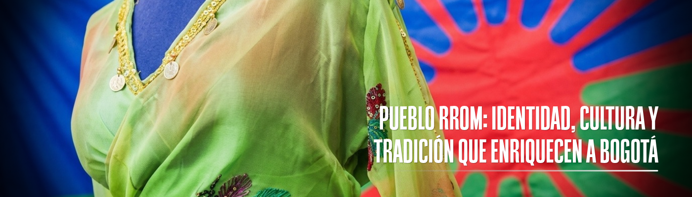 Foto de un vestido típico de las mujeres del puebo Rrom acompañada del siguente texto: "Pueblo Rrom: identidad, cultura y tradición que enriquecen a Bogotá"