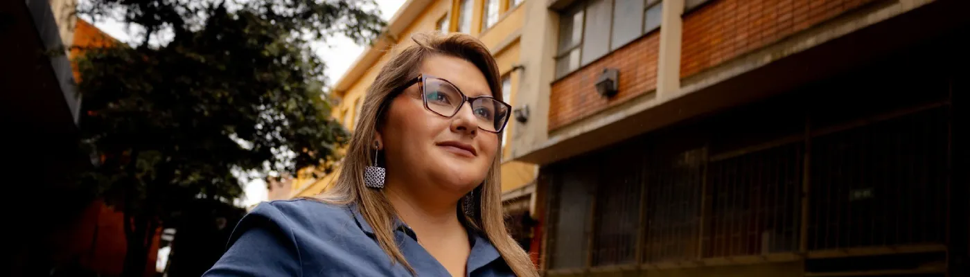 Fotografía de Johanna Medina y de fondo parte del centro la ciudad de Bogotá