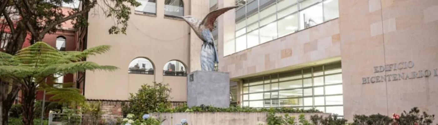 Estatua de un ave en frente del edificio bicentenario dentro de la plazoleta del edificio Lievano en Bogotá