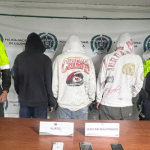 El hecho ocurrió aproximadamente a las 4:40 a.m., cuando un ciudadano que se movilizaba en un taxi alertó a los uniformados sobre un vehículo gris en el que se desplazaban tres sujetos que momentos antes le habían hurtado sus pertenencias.